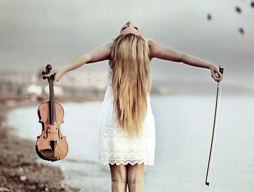 Kobieta i skrzypce