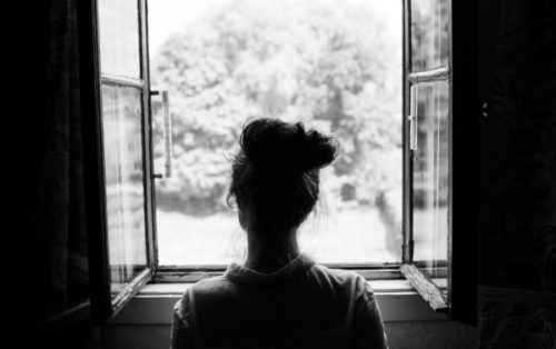 kobieta przed otwartym oknem