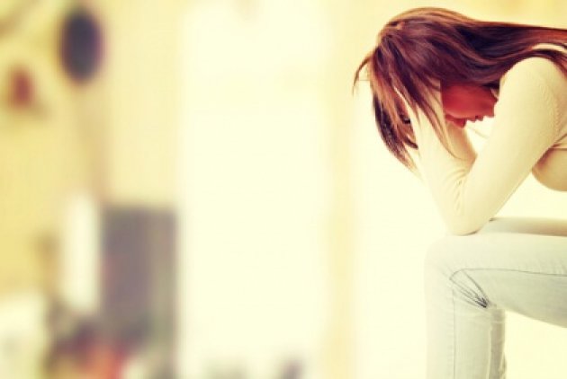 Kobieta z głową spuszczoną w dół