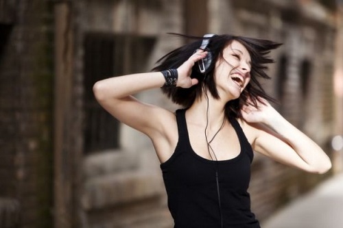 kobieta słuchająca muzyki