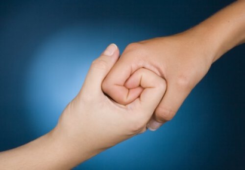 Złączone dłonie - empatia