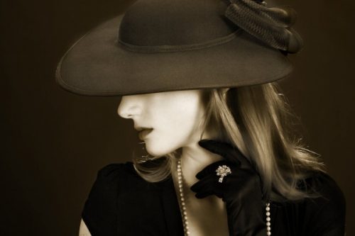 Kobieta w kapeluszu jak Coco Chanel