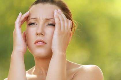 Kobieta z bólem głowy