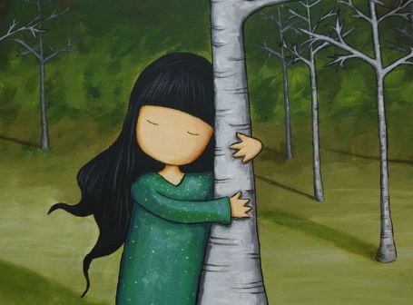 Dziewczynka otula drzewo