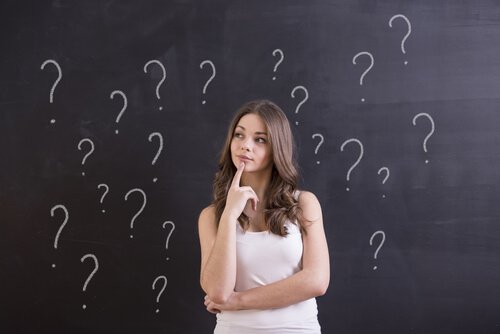 Kobieta otoczona znakami zapytania: Co zrobić, gdy przydarzy się porażka?