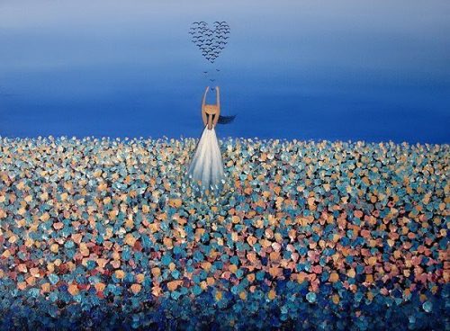 Kobieta na łące z sercem z ptaków