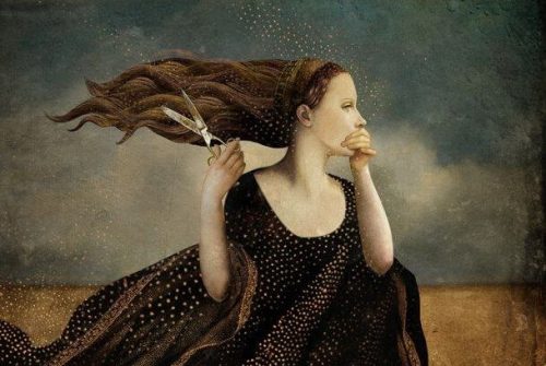 Kobieta obcinająca sobie włosy