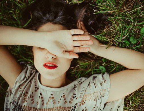 dziewczyna na łące