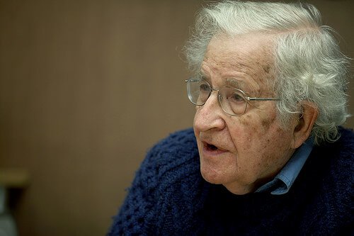 Noam Chomsky - 12 cytatów sławnego lingwisty