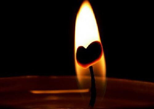 Płomień świecy z sercem