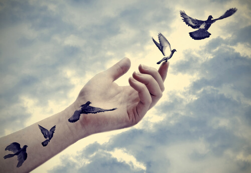 Ptaki wylatujące z dłoni - wolność