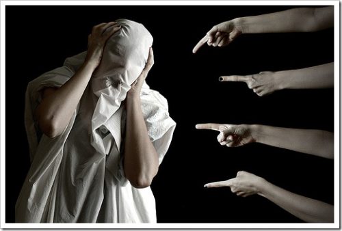 Wskazujące palce - krytyka