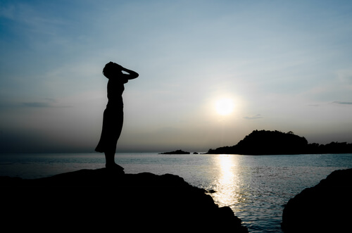 Kobieta krzyczy o poranku