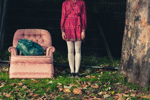 Kobieta stojąca koło fotela -minimalizm