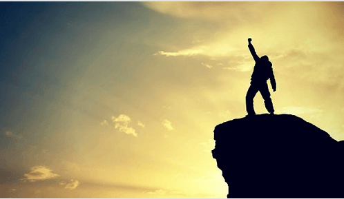 Mężczyzna na wzniesieniu