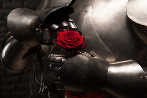 Róża trzymana przez zbroję - żelazna miłość