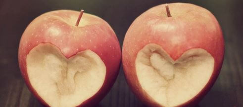 Dwa ugryzione jabłka