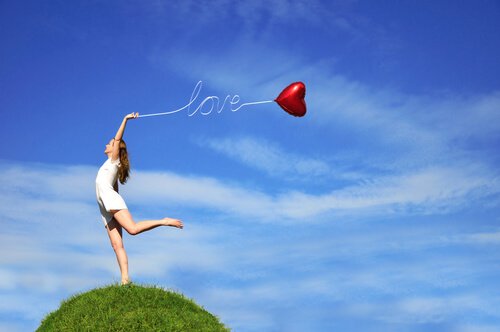 Balon z napisem miłość