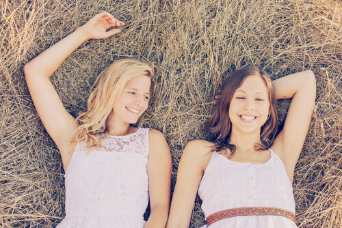 Dwie siostry na łące