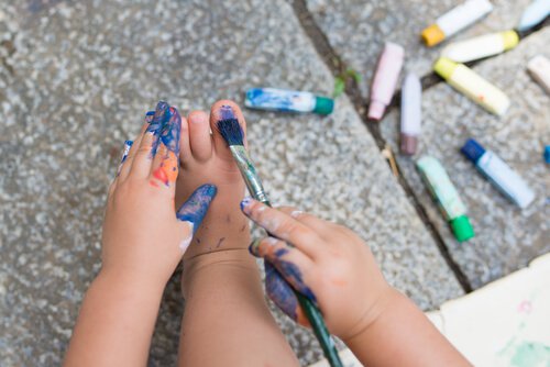 Dziecko maluje paznokcie