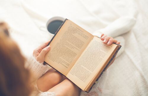 Kobieta czytająca książkę