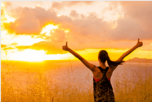 Kobieta motywacja o wschodzie słońca