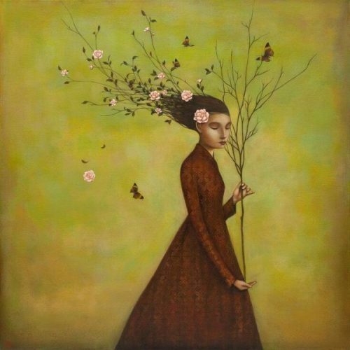 Kobieta trzymająca gałąź