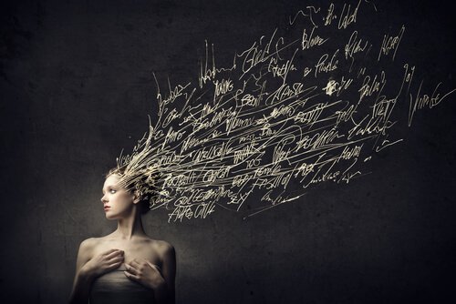 Kobieta z włosami z napisów