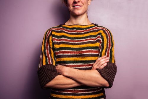 Skrzyżowane ramiona - osiem rzeczy, które mogą oznaczać w praktyce