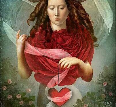 Kobieta trzyma w ręku czerwone serce
