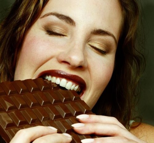 Kobieta jedząca czekoladę