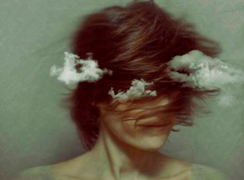 Kobieta z głową w chmurach