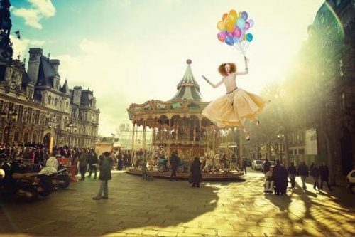 Kobieta lata ponad starym rynkiem