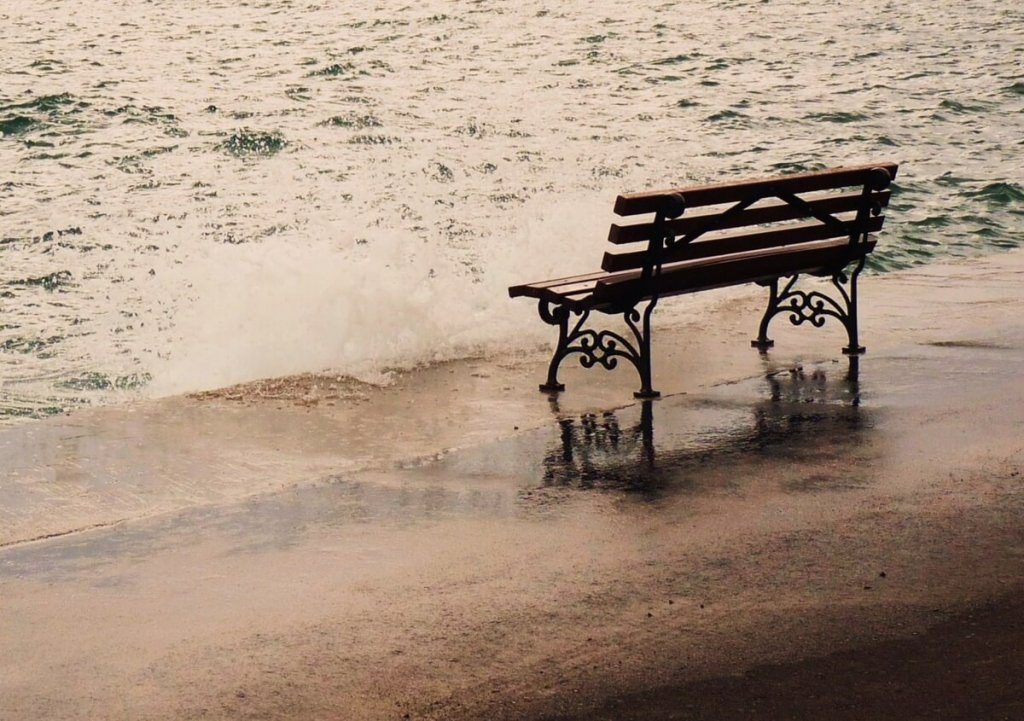 Nostalgia w postaci ławki na plaży