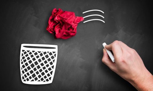 Zgnieciony papier lądujący w koszu na śmieci