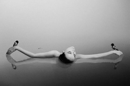 Kobieta pływająca w wodzie