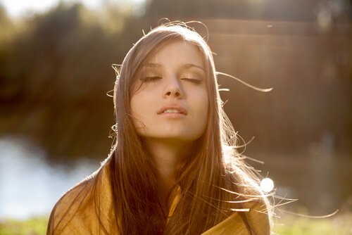 Zrelaksowana kobieta z zamkniętymi oczami