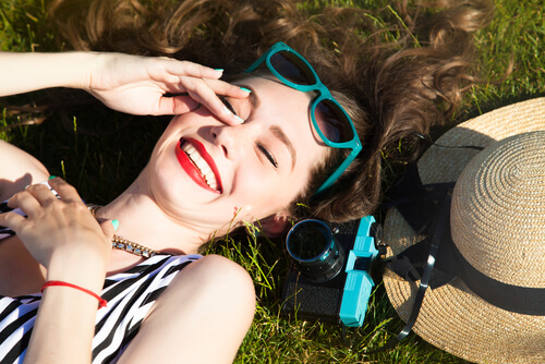 Wesoła dziewczyna w okularach