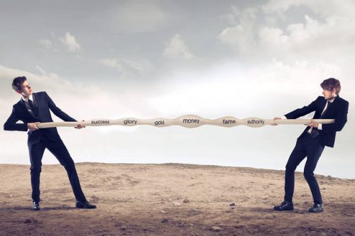 Dwóch mężczyzn rozciągają linę potrzeb