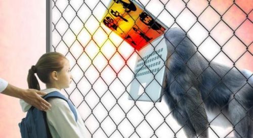 Dziewczynka przed komputerem