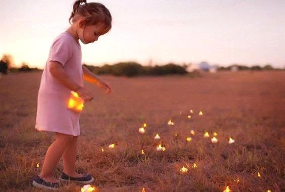 dziewczynka zbiera światełka