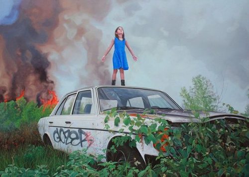 Dziewczynka bohater stojąca na dachu samochodu