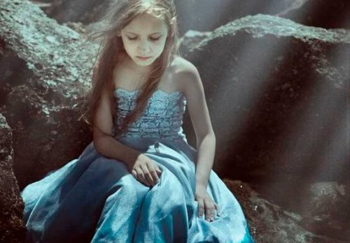 Współczesne dzieci, ich wymuszona dorosłość i poczucie samotności