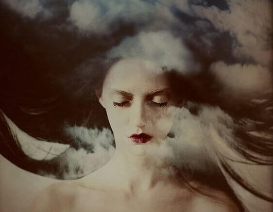 kobieta z zamkniętymi oczami, w chmurach