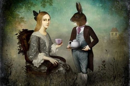 Kobieta i królik w garniturze