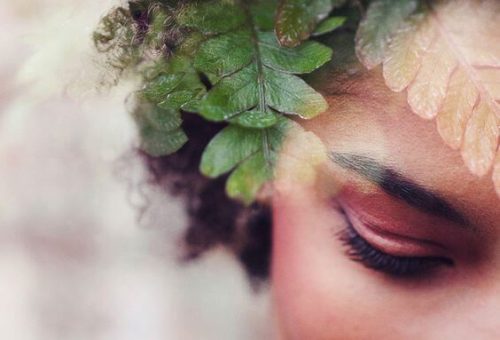 Liście we włosach dziewczyny