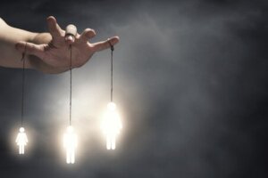 Manipulator – 7 wskazówek jak sobie z nim poradzić