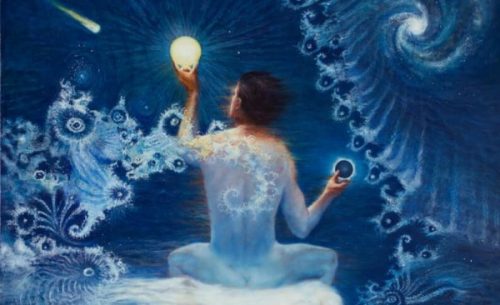 Mężczyzna trzymający światło