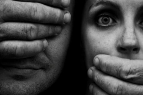 Mężczyzna uciszający kobietę