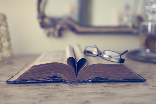 Okulary leżące na otwartej książce